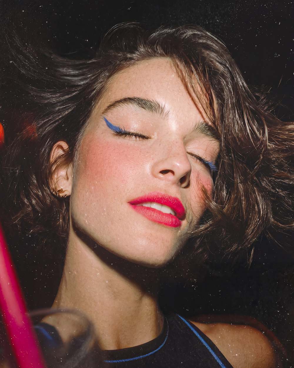 blue eyeliner red lips